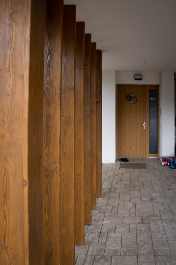 Dubové předěly před vstupem do domu