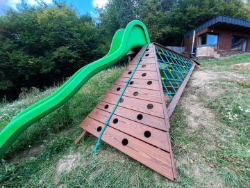 Skluzavka s lezeckou sítí a s můstkem