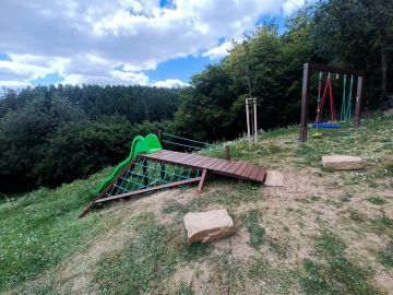 Skluzavka s lezeckou sítí a s můstkem