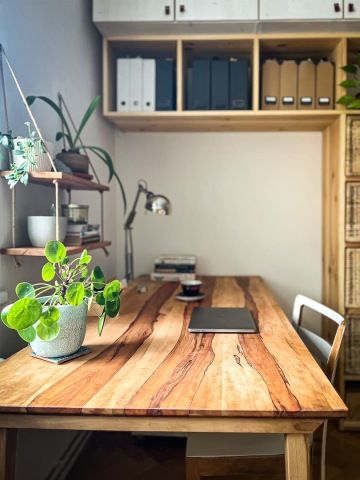 Luxusní stůl z třešňového masivu