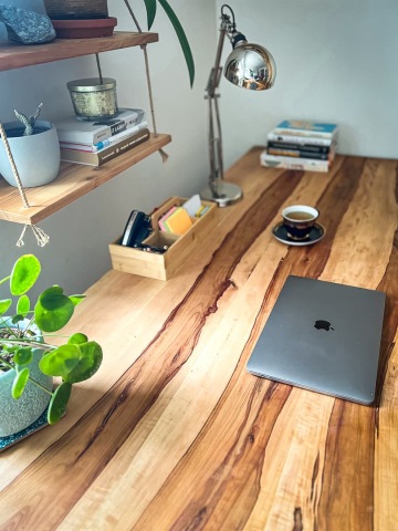 Pracovní stůl z masivu