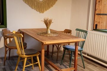 Modřínový jídelní stůl