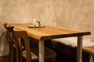 Jasanový jídelní stůl