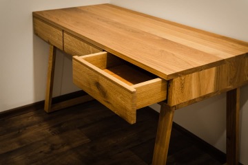 Dubový pracovní stůl se stylovým podnožím